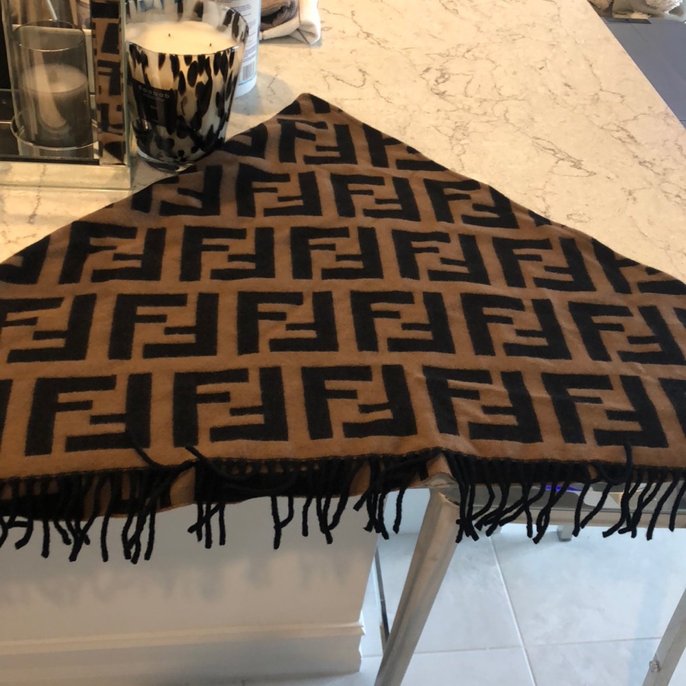♥️GORGEOUS FENDI SHAWL 💯 AUTHENTIC ♥️